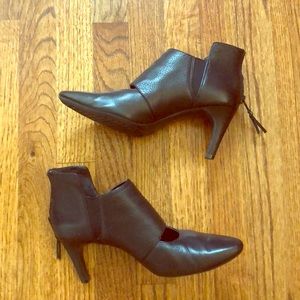 AEROSOLES Black Leather Shootie Pump